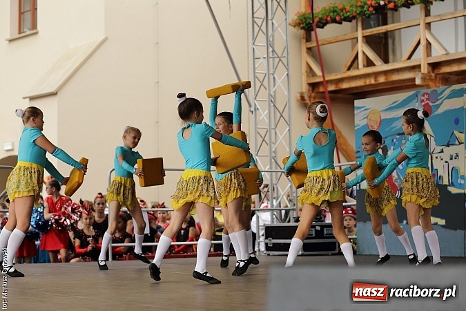 Zdjęcie w galerii na portalu naszraciborz.pl: Kolorowi tancerze wystąpili na dziedzińcu Zamku Piastowskiego wiadomości z regionu