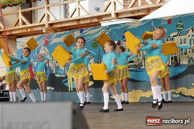 Zdjęcie w galerii na portalu naszraciborz.pl: Kolorowi tancerze wystąpili na dziedzińcu Zamku Piastowskiego wiadomości z regionu