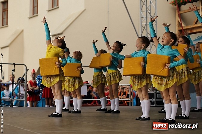 Zdjęcie w galerii na portalu naszraciborz.pl: Kolorowi tancerze wystąpili na dziedzińcu Zamku Piastowskiego wiadomości z regionu