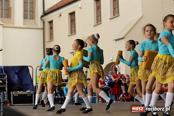 Zdjęcie w galerii na portalu naszraciborz.pl: Kolorowi tancerze wystąpili na dziedzińcu Zamku Piastowskiego wiadomości z regionu