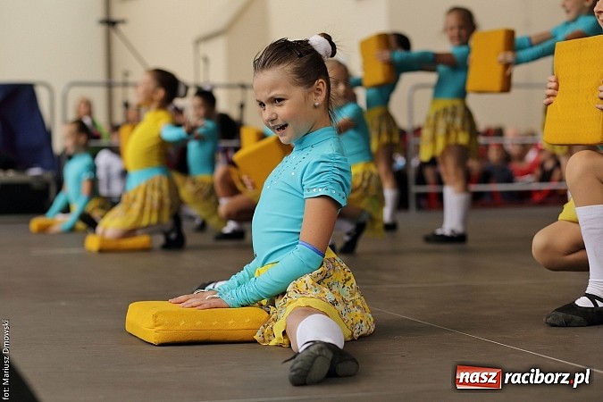 Zdjęcie w galerii na portalu naszraciborz.pl: Kolorowi tancerze wystąpili na dziedzińcu Zamku Piastowskiego wiadomości z regionu