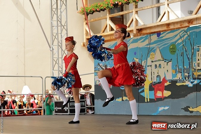 Zdjęcie w galerii na portalu naszraciborz.pl: Kolorowi tancerze wystąpili na dziedzińcu Zamku Piastowskiego wiadomości z regionu