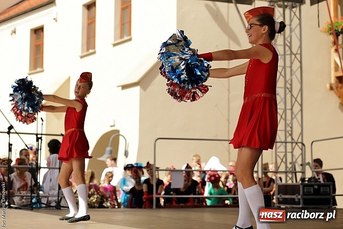 Zdjęcie w galerii na portalu naszraciborz.pl: Kolorowi tancerze wystąpili na dziedzińcu Zamku Piastowskiego wiadomości z regionu