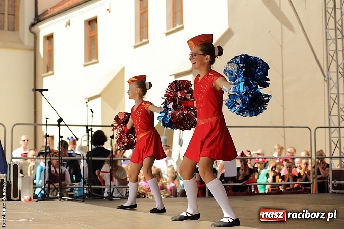 Zdjęcie w galerii na portalu naszraciborz.pl: Kolorowi tancerze wystąpili na dziedzińcu Zamku Piastowskiego wiadomości z regionu