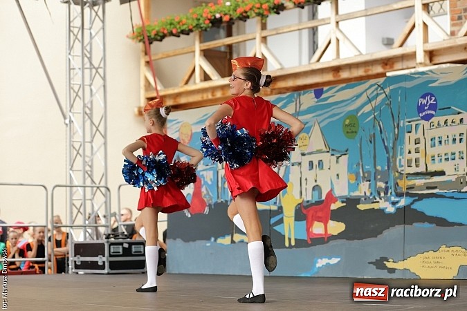 Zdjęcie w galerii na portalu naszraciborz.pl: Kolorowi tancerze wystąpili na dziedzińcu Zamku Piastowskiego wiadomości z regionu