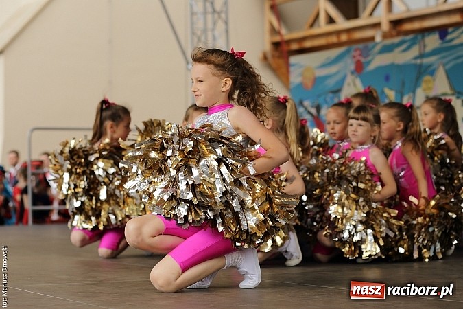 Zdjęcie w galerii na portalu naszraciborz.pl: Kolorowi tancerze wystąpili na dziedzińcu Zamku Piastowskiego wiadomości z regionu