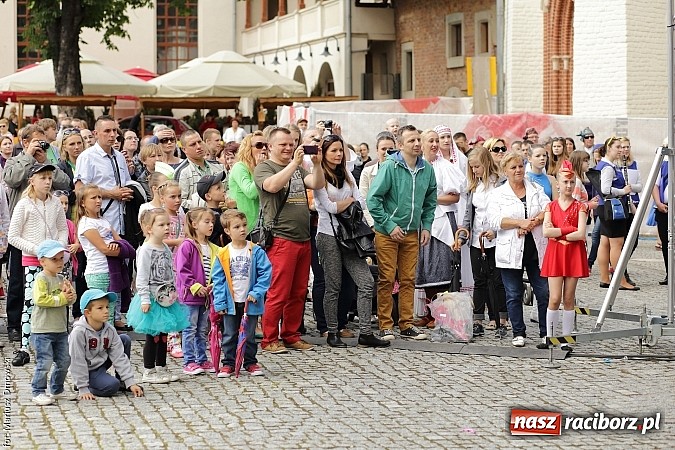 Zdjęcie w galerii na portalu naszraciborz.pl: Kolorowi tancerze wystąpili na dziedzińcu Zamku Piastowskiego wiadomości z regionu