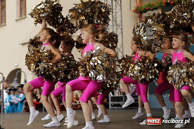 Zdjęcie w galerii na portalu naszraciborz.pl: Kolorowi tancerze wystąpili na dziedzińcu Zamku Piastowskiego wiadomości z regionu