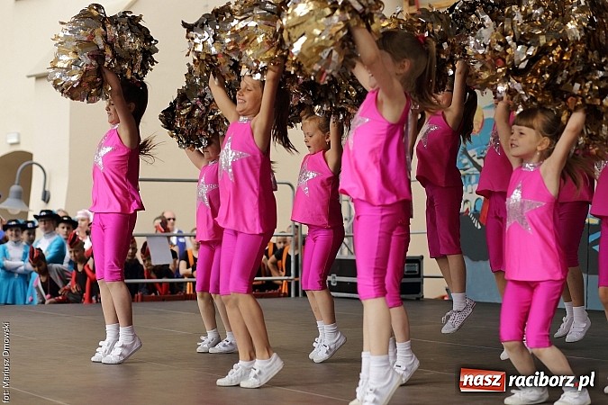 Zdjęcie w galerii na portalu naszraciborz.pl: Kolorowi tancerze wystąpili na dziedzińcu Zamku Piastowskiego wiadomości z regionu