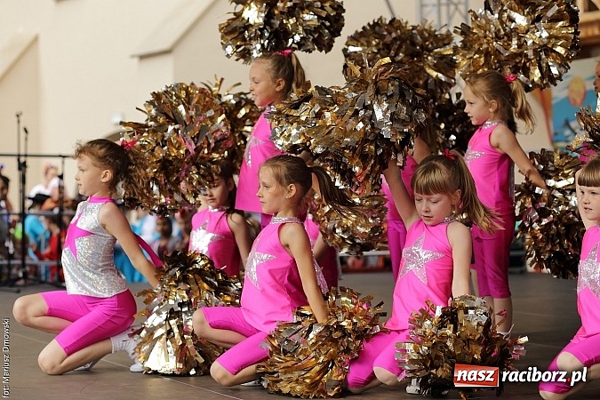 Zdjęcie w galerii na portalu naszraciborz.pl: Kolorowi tancerze wystąpili na dziedzińcu Zamku Piastowskiego wiadomości z regionu