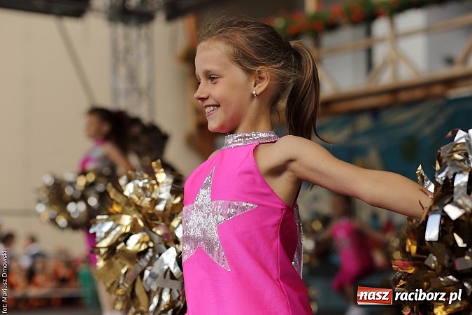 Zdjęcie w galerii na portalu naszraciborz.pl: Kolorowi tancerze wystąpili na dziedzińcu Zamku Piastowskiego wiadomości z regionu