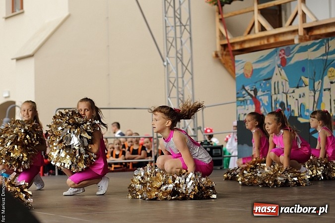 Zdjęcie w galerii na portalu naszraciborz.pl: Kolorowi tancerze wystąpili na dziedzińcu Zamku Piastowskiego wiadomości z regionu