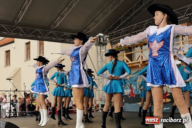 Zdjęcie w galerii na portalu naszraciborz.pl: Kolorowi tancerze wystąpili na dziedzińcu Zamku Piastowskiego wiadomości z regionu