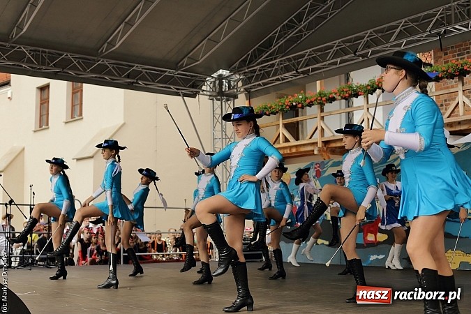 Zdjęcie w galerii na portalu naszraciborz.pl: Kolorowi tancerze wystąpili na dziedzińcu Zamku Piastowskiego wiadomości z regionu