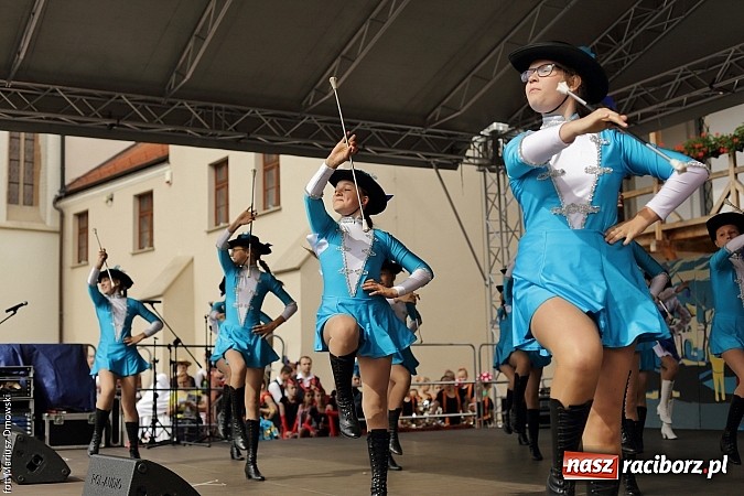 Zdjęcie w galerii na portalu naszraciborz.pl: Kolorowi tancerze wystąpili na dziedzińcu Zamku Piastowskiego wiadomości z regionu