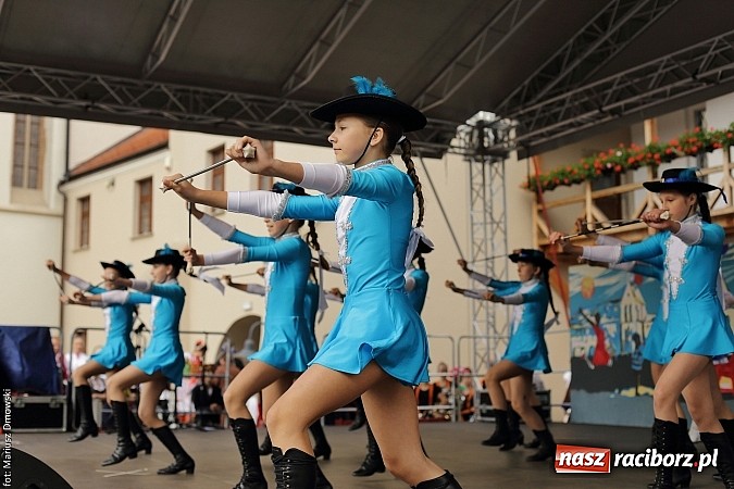 Zdjęcie w galerii na portalu naszraciborz.pl: Kolorowi tancerze wystąpili na dziedzińcu Zamku Piastowskiego wiadomości z regionu