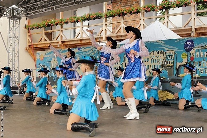 Zdjęcie w galerii na portalu naszraciborz.pl: Kolorowi tancerze wystąpili na dziedzińcu Zamku Piastowskiego wiadomości z regionu