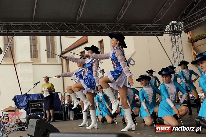 Zdjęcie w galerii na portalu naszraciborz.pl: Kolorowi tancerze wystąpili na dziedzińcu Zamku Piastowskiego wiadomości z regionu
