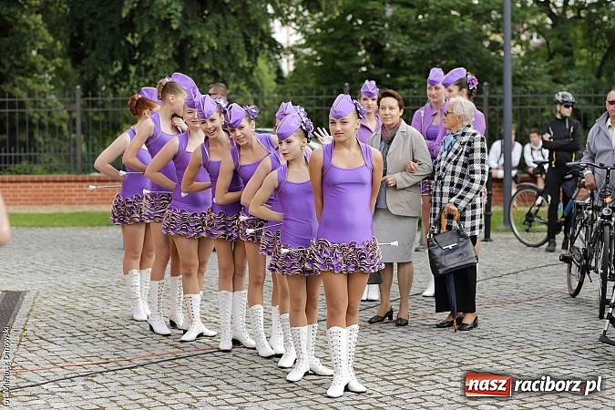 Zdjęcie w galerii na portalu naszraciborz.pl: Kolorowi tancerze wystąpili na dziedzińcu Zamku Piastowskiego wiadomości z regionu
