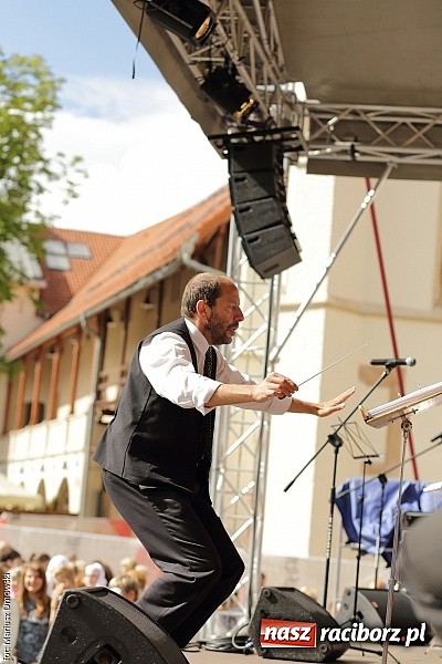 Zdjęcie w galerii na portalu naszraciborz.pl: Kolorowi tancerze wystąpili na dziedzińcu Zamku Piastowskiego wiadomości z regionu