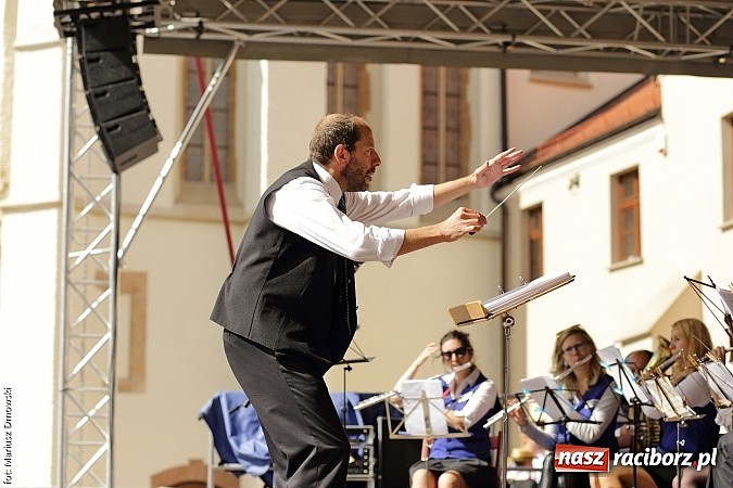 Zdjęcie w galerii na portalu naszraciborz.pl: Kolorowi tancerze wystąpili na dziedzińcu Zamku Piastowskiego wiadomości z regionu