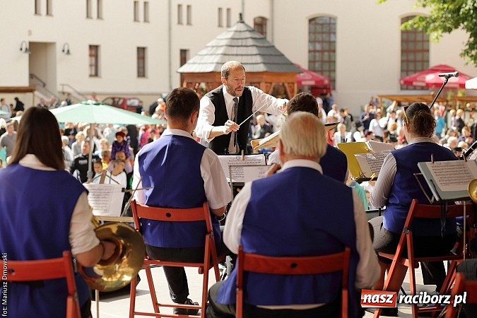 Zdjęcie w galerii na portalu naszraciborz.pl: Kolorowi tancerze wystąpili na dziedzińcu Zamku Piastowskiego wiadomości z regionu