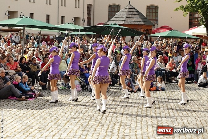 Zdjęcie w galerii na portalu naszraciborz.pl: Kolorowi tancerze wystąpili na dziedzińcu Zamku Piastowskiego wiadomości z regionu