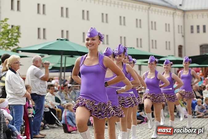 Zdjęcie w galerii na portalu naszraciborz.pl: Kolorowi tancerze wystąpili na dziedzińcu Zamku Piastowskiego wiadomości z regionu