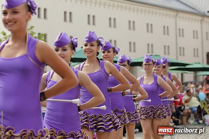 Zdjęcie w galerii na portalu naszraciborz.pl: Kolorowi tancerze wystąpili na dziedzińcu Zamku Piastowskiego wiadomości z regionu