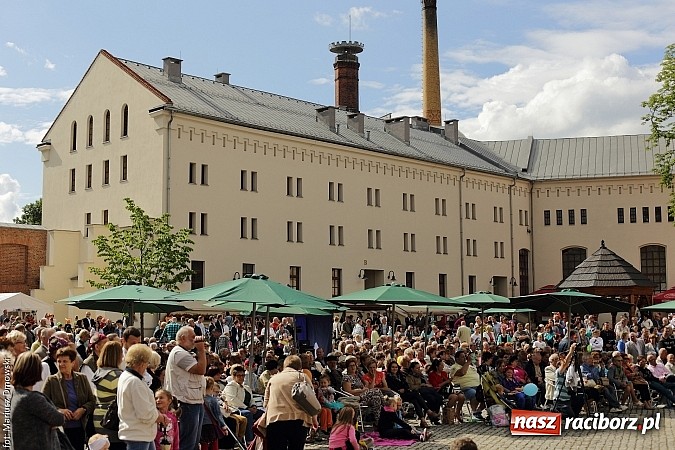 Zdjęcie w galerii na portalu naszraciborz.pl: Kolorowi tancerze wystąpili na dziedzińcu Zamku Piastowskiego wiadomości z regionu