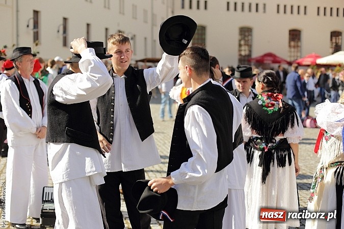 Zdjęcie w galerii na portalu naszraciborz.pl: Kolorowi tancerze wystąpili na dziedzińcu Zamku Piastowskiego wiadomości z regionu