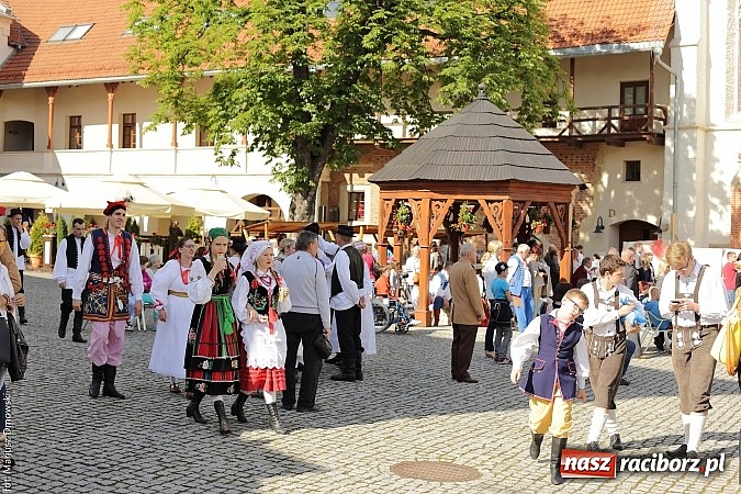 Zdjęcie w galerii na portalu naszraciborz.pl: Kolorowi tancerze wystąpili na dziedzińcu Zamku Piastowskiego wiadomości z regionu