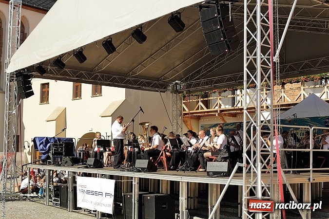 Zdjęcie w galerii na portalu naszraciborz.pl: Kolorowi tancerze wystąpili na dziedzińcu Zamku Piastowskiego wiadomości z regionu