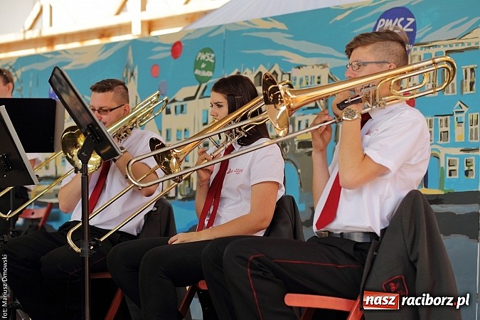Zdjęcie w galerii na portalu naszraciborz.pl: Kolorowi tancerze wystąpili na dziedzińcu Zamku Piastowskiego wiadomości z regionu