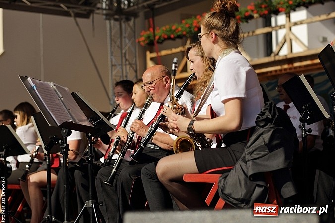 Zdjęcie w galerii na portalu naszraciborz.pl: Kolorowi tancerze wystąpili na dziedzińcu Zamku Piastowskiego wiadomości z regionu