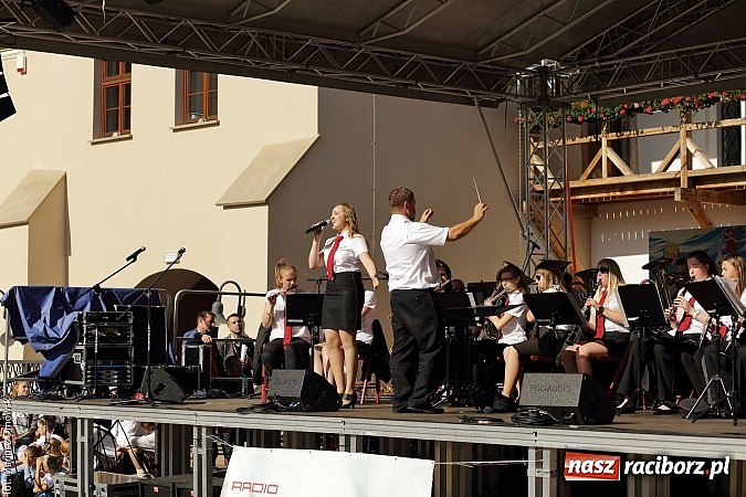 Zdjęcie w galerii na portalu naszraciborz.pl: Kolorowi tancerze wystąpili na dziedzińcu Zamku Piastowskiego wiadomości z regionu