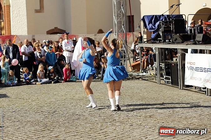 Zdjęcie w galerii na portalu naszraciborz.pl: Kolorowi tancerze wystąpili na dziedzińcu Zamku Piastowskiego wiadomości z regionu