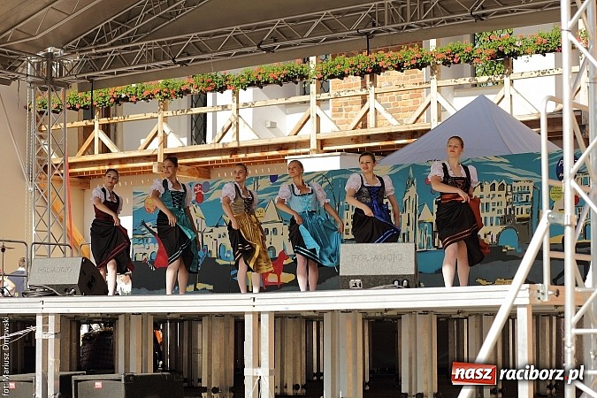 Zdjęcie w galerii na portalu naszraciborz.pl: Kolorowi tancerze wystąpili na dziedzińcu Zamku Piastowskiego wiadomości z regionu