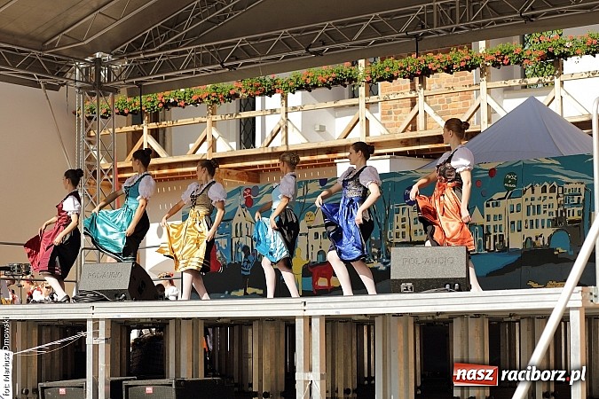Zdjęcie w galerii na portalu naszraciborz.pl: Kolorowi tancerze wystąpili na dziedzińcu Zamku Piastowskiego wiadomości z regionu