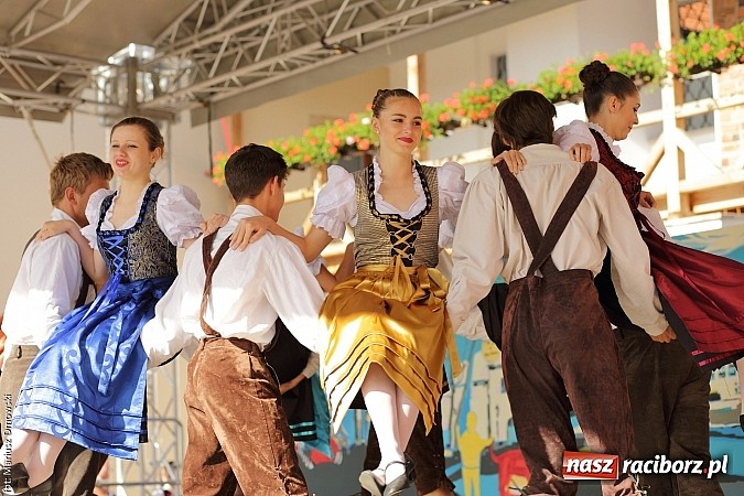 Zdjęcie w galerii na portalu naszraciborz.pl: Kolorowi tancerze wystąpili na dziedzińcu Zamku Piastowskiego wiadomości z regionu