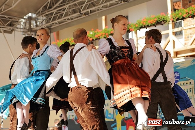 Zdjęcie w galerii na portalu naszraciborz.pl: Kolorowi tancerze wystąpili na dziedzińcu Zamku Piastowskiego wiadomości z regionu