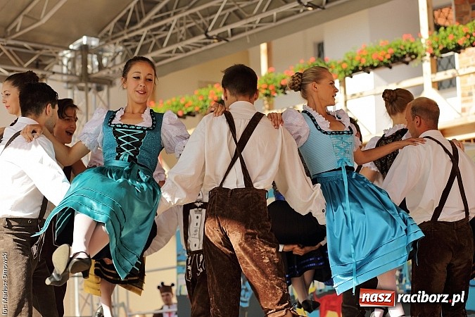 Zdjęcie w galerii na portalu naszraciborz.pl: Kolorowi tancerze wystąpili na dziedzińcu Zamku Piastowskiego wiadomości z regionu