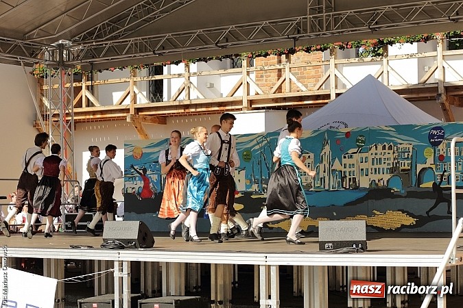 Zdjęcie w galerii na portalu naszraciborz.pl: Kolorowi tancerze wystąpili na dziedzińcu Zamku Piastowskiego wiadomości z regionu