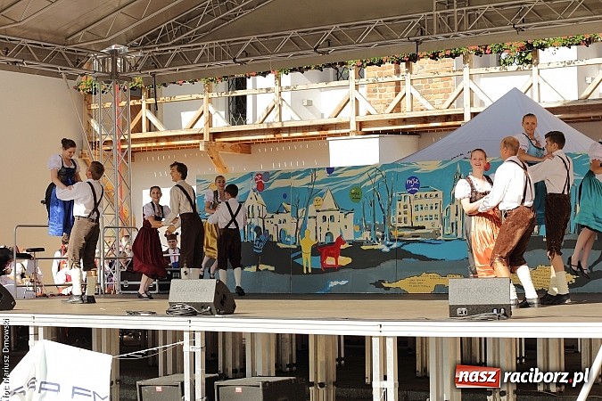 Zdjęcie w galerii na portalu naszraciborz.pl: Kolorowi tancerze wystąpili na dziedzińcu Zamku Piastowskiego wiadomości z regionu