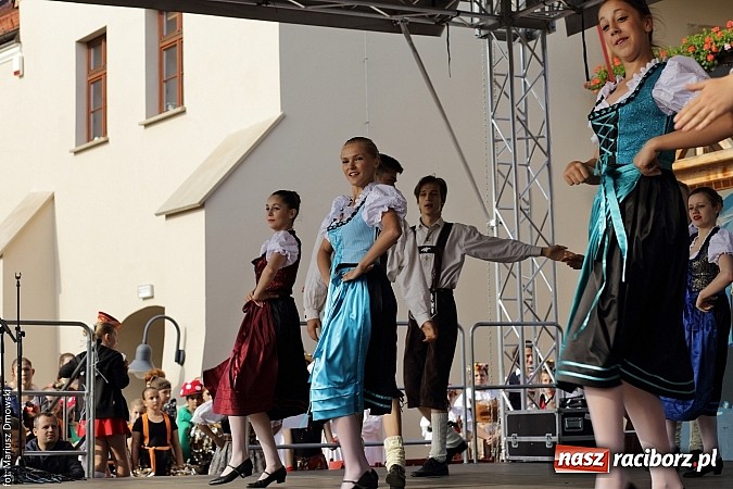 Zdjęcie w galerii na portalu naszraciborz.pl: Kolorowi tancerze wystąpili na dziedzińcu Zamku Piastowskiego wiadomości z regionu