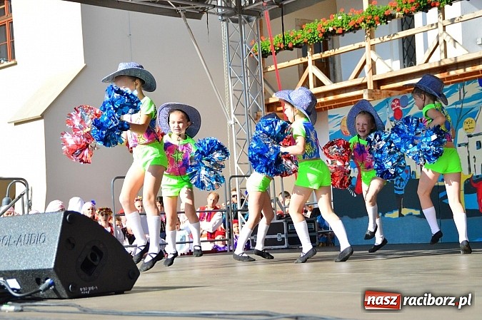 Zdjęcie w galerii na portalu naszraciborz.pl: Kolorowi tancerze wystąpili na dziedzińcu Zamku Piastowskiego wiadomości z regionu