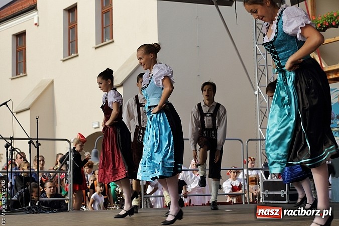 Zdjęcie w galerii na portalu naszraciborz.pl: Kolorowi tancerze wystąpili na dziedzińcu Zamku Piastowskiego wiadomości z regionu