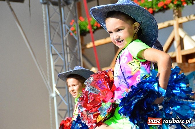 Zdjęcie w galerii na portalu naszraciborz.pl: Kolorowi tancerze wystąpili na dziedzińcu Zamku Piastowskiego wiadomości z regionu