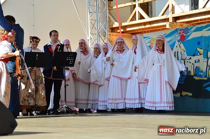 Zdjęcie w galerii na portalu naszraciborz.pl: Kolorowi tancerze wystąpili na dziedzińcu Zamku Piastowskiego wiadomości z regionu