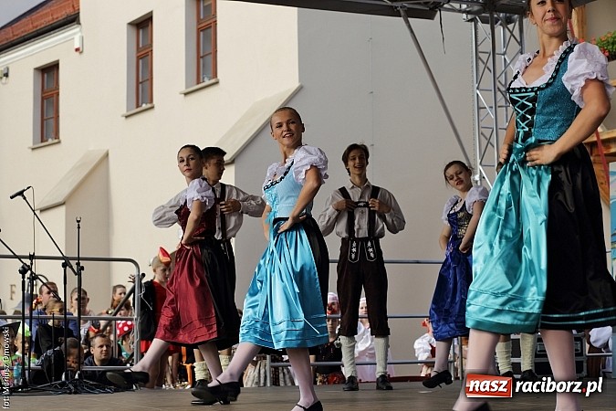 Zdjęcie w galerii na portalu naszraciborz.pl: Kolorowi tancerze wystąpili na dziedzińcu Zamku Piastowskiego wiadomości z regionu